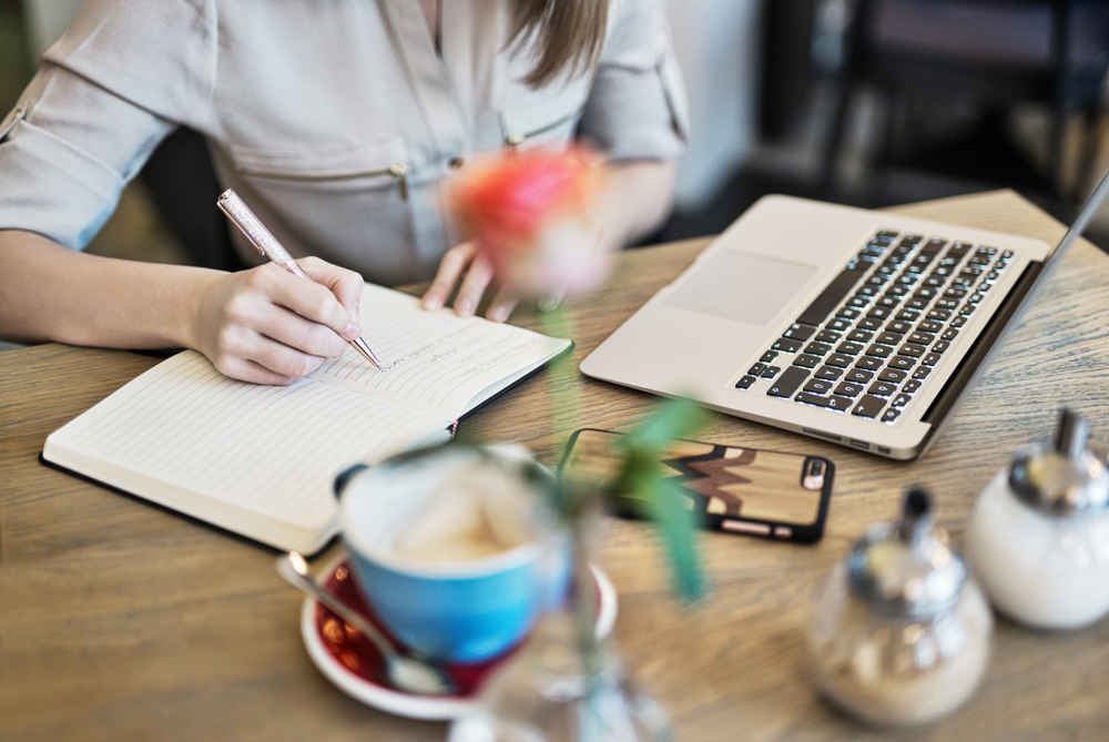Les soft skills sont devenues des atouts indispensables pour réussir sa transition professionnelle. Ces compétences comportementales, transférables d'un secteur à l'autre, constituent souvent le facteur décisif qui distingue deux candidats aux compétences techniques similaires.