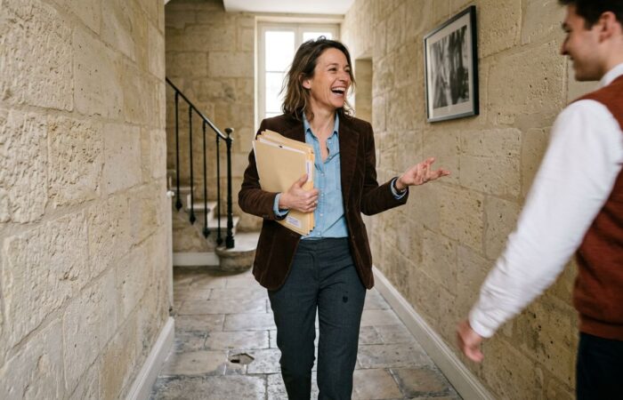 manager_feedback_couloir_bureau_action_naturelle-ez68dydym1rmt0d0tes93nah30 La cohésion d'équipe est trop souvent perçue comme une simple question d'ambiance, alors qu'elle recouvre en réalité deux dimensions indissociables : la qualité relationnelle et l'alignement opérationnel sur les objectifs.